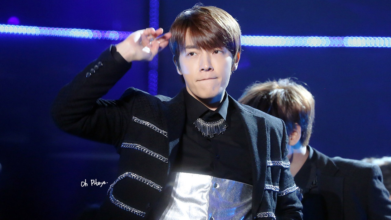 Jung Yonghwa (CNBLUE) không chỉ sở hữu khuôn mặt mỹ nam mà còn sáng tác rất giỏi. Anh chàng là người đã viết nên: Coffee Shop, Don’t say good bye, dream boy, friday, i don’t know why, Just Please, Love Girl, Love is Only You, Love Revolution, One Time, Tattoom, Man Like Me, LaLaLa…