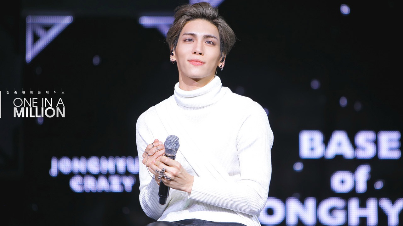 Jonghyun của SHINee có thể không nổi tiếng như một thần tượng tự sản xuất nhưng thực tế, nam ca sĩ lại viết lời cho rất nhiều ca khúc: Juliet, Up & Down, Alarm Clock, Obsession, Dangerous.  Ngoài ra, Jonghyun còn có chất giọng khỏe khoắn và là hát chính của SHINee.