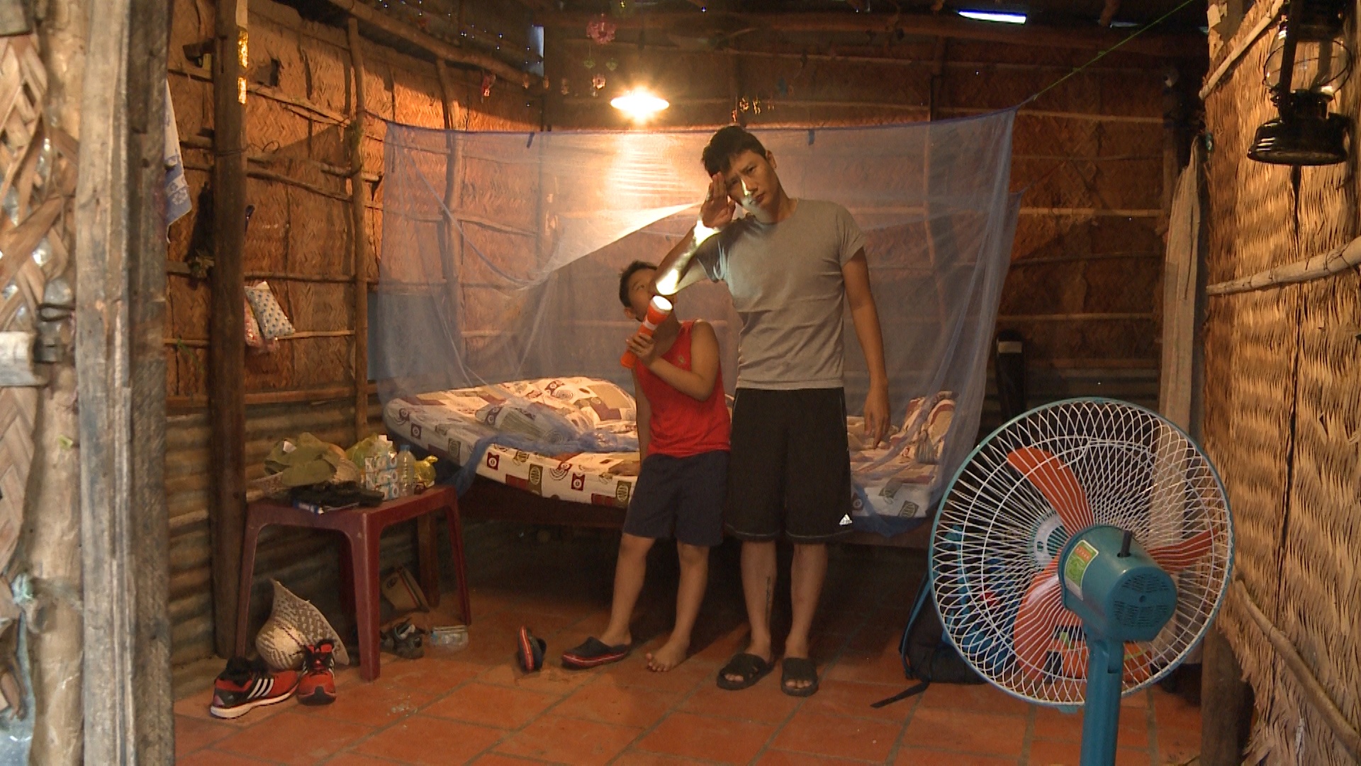 Tuần trước, tập 22 của Bố ơi mình đi đâu thế? kết thúc với giây phút vui vẻ của bốn cặp bố con khi tự tay trồng cây đu đủ, rước đèn lồng và thưởng thức những món ăn do chính các ông bố 