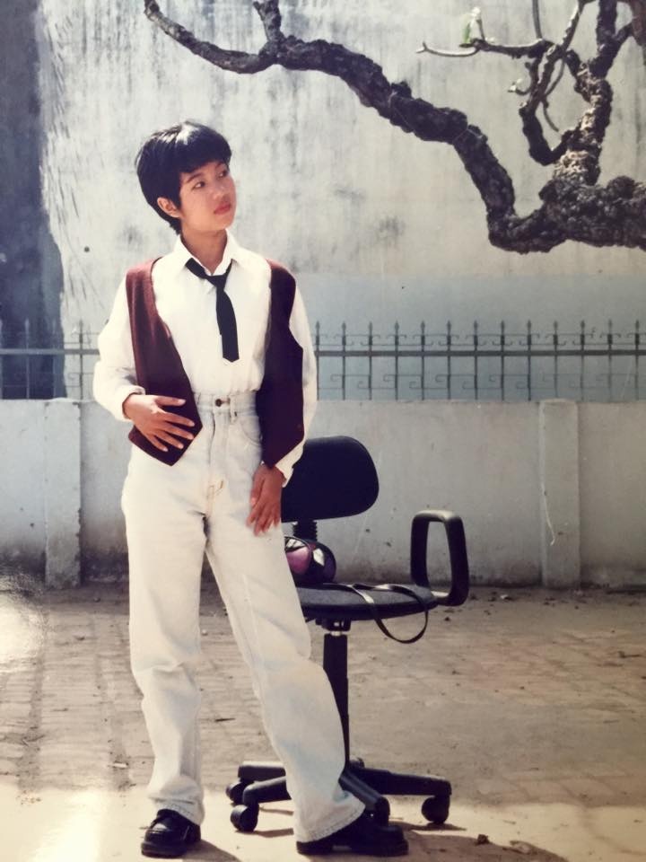 Trong hình, Thúy Nga với mái tóc ngắn, diện đồ quần áo phong cách tom boy cùng tạo dáng khá nam tính. Theo như tiết lộ của Thúy nga thì đây là những hình ảnh tinh nghịch được ghi lại khi danh hài mới lớn.