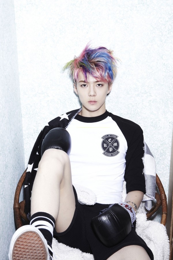Màu tóc rực rỡ giúp Sehun thu hút sự chú ý.