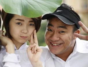 Hieu Hien ngoi chung ghe nong voi Minh Hang hinh anh