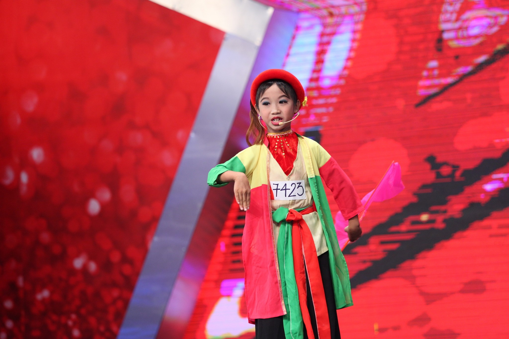 Dù vừa bước qua tuổi thứ 8, không qua trường lớp đào tạo nào nhưng thí sinh này lại có nét diễn hết sức tự nhiên, duyên dáng. Vừa xuất hiện trong trích đoạn Thị Mầu lên chùa, “cô Mầu nhí” đã khiến cả sân khấu phải bùng nổ từ cách đi lại, biểu cảm gương mặt đến từng động tác vung tay, liếc mắt…