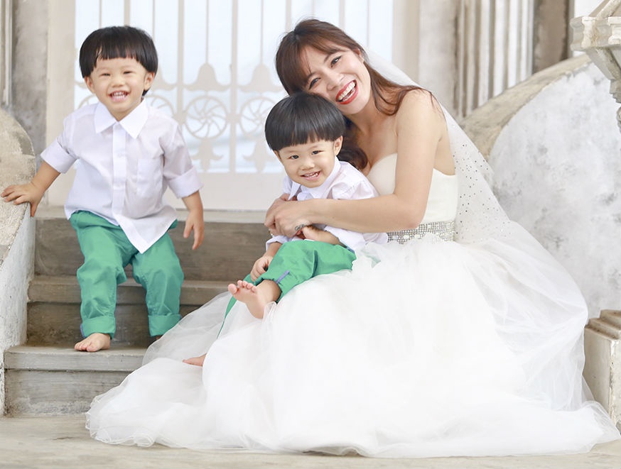 MC Chung toi la chien si va 2 con trai dong co dau, chu re hinh anh