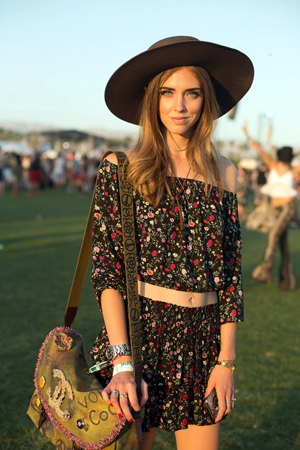 Blogger Chiara Ferragni dịu dàng nữ tính với crop top trễ vai và chân váy xòe họa tiết hoa nhí.