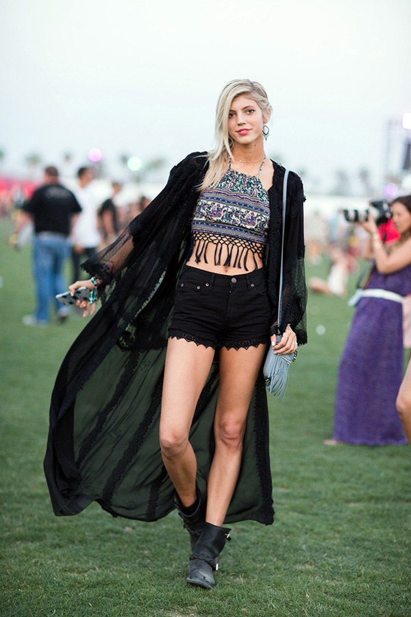“Chân dài” Devon Windsor cá tính và phóng khoáng khi diện chiếc áo voan dáng dài màu đen mix cùng croptop họa tiết và short cạp cao.