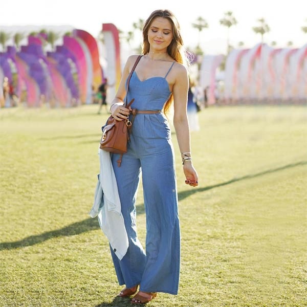 Blogger Kristina Bazan khỏe khoắn và không kém phần quyến rũ khi diện quần jeans ống loe mix cùng croptop ôm sát.