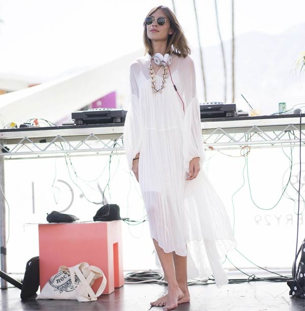 Fashionista Alexa Chung đẹp dịu dàng khi diện chiếc váy maxi chất liệu voan màu trắng.