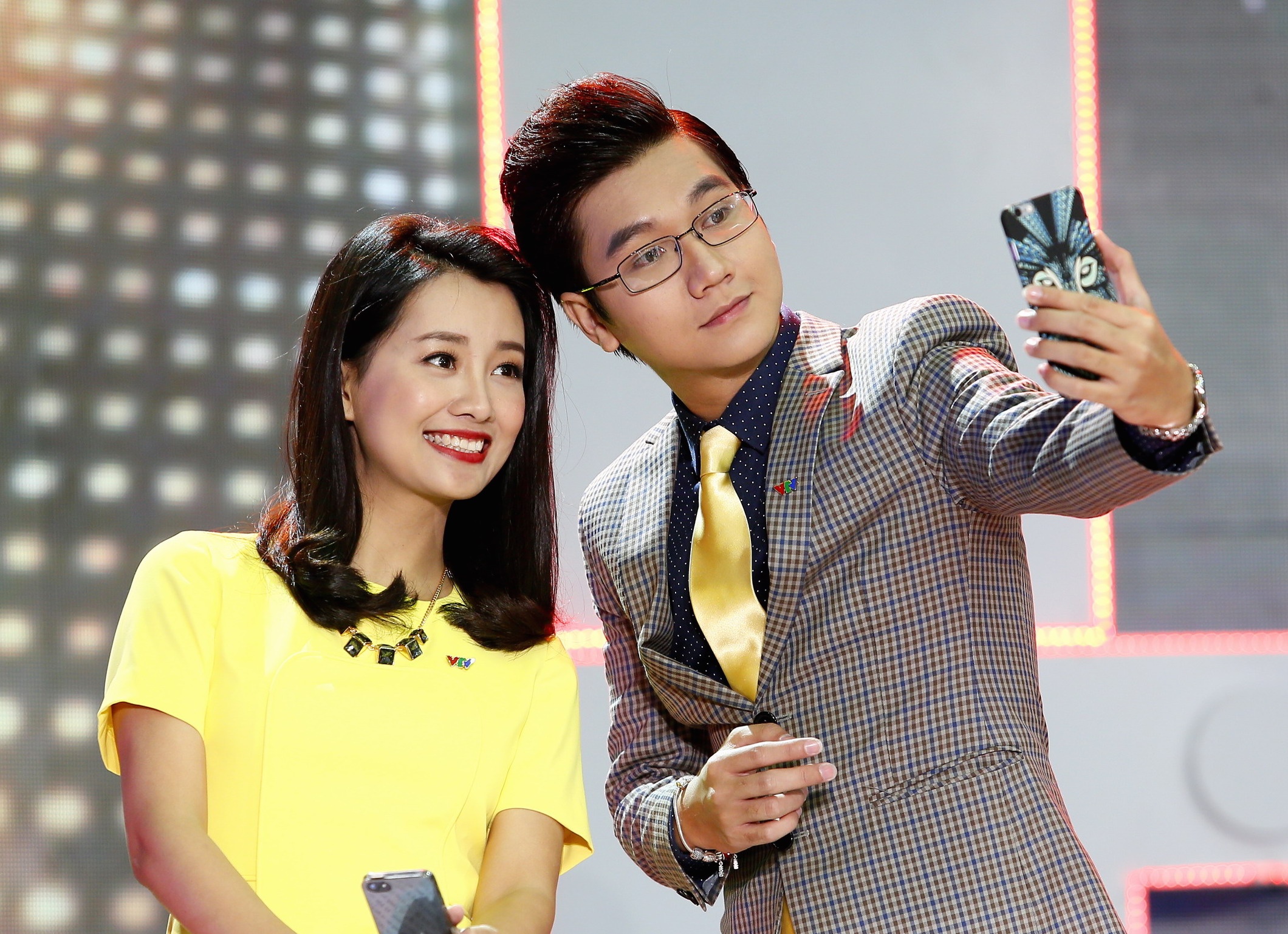 Cong To tung hung voi MC the thao trong Robocon VN 2015 hinh anh