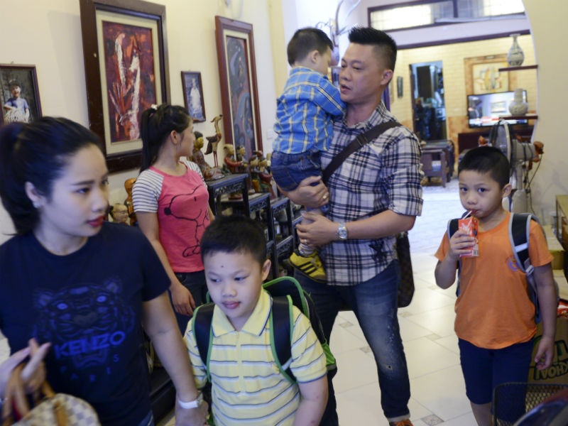 MC Quang Minh tat bat dua 3 con trai toi lop truoc gio lam hinh anh