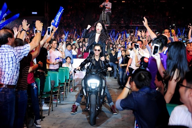 Sao Viet mang mo to khung len san khau hinh anh