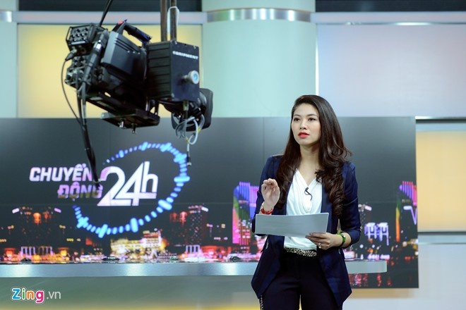 BTV Ngọc Trinh trong hậu trường của Chuyển động 24h.