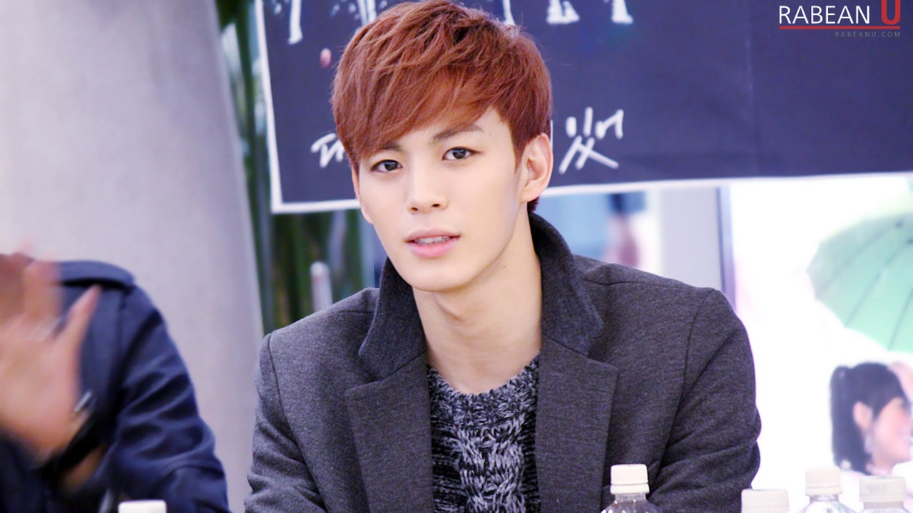 Hongbin vừa là gương mặt đại diện vừa là rapper của VIXX. Sự kết hợp này càng thể hiện rõ sự yếu kém của Hongbin về mặt thanh nhạc. Cũng vì vậy, chất giọng trầm của anh không có nhiều cơ hội được thể hiện trong các ca khúc của VIXX.