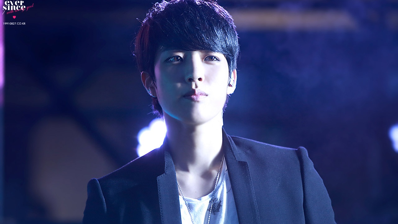 Từng trở thành “huyền thoại” với việc chỉ đọc được một câu “Do you hear me?” trong Come Back Again, cho tới nay, Sungyeol vẫn chưa thể cải thiện được khả năng thanh nhạc của mình.