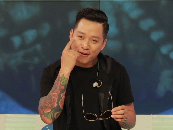 Tuan Hung dau mat, deo kinh tren song truyen hinh hinh anh