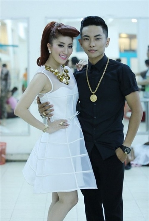 Khánh Thi chính là người giúp đỡ Phan Hiển tiến vào showbiz. Cô liên tục đưa học trò của mình tham gia nhiều cuộc thi trong và ngoài nước, đặc biệt là các gameshow truyền hình thực tế nổi tiếng để lăng xê tên tuổi.