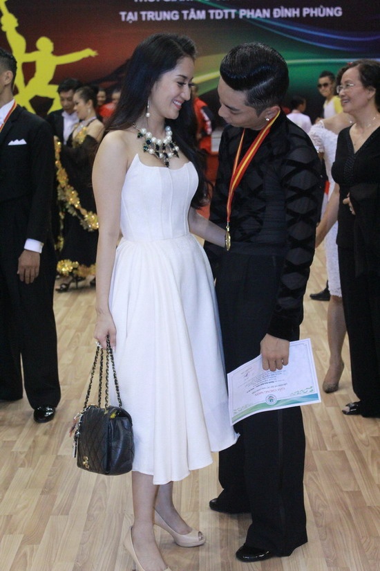 Những năm trở lại đây, Khánh Thi và Phan Hiển thường xuyên xuất hiện cùng nhau trong nhiều sự kiện. Cả hai thường dành cho nhau những cử chỉ thân mật, âu yếm.