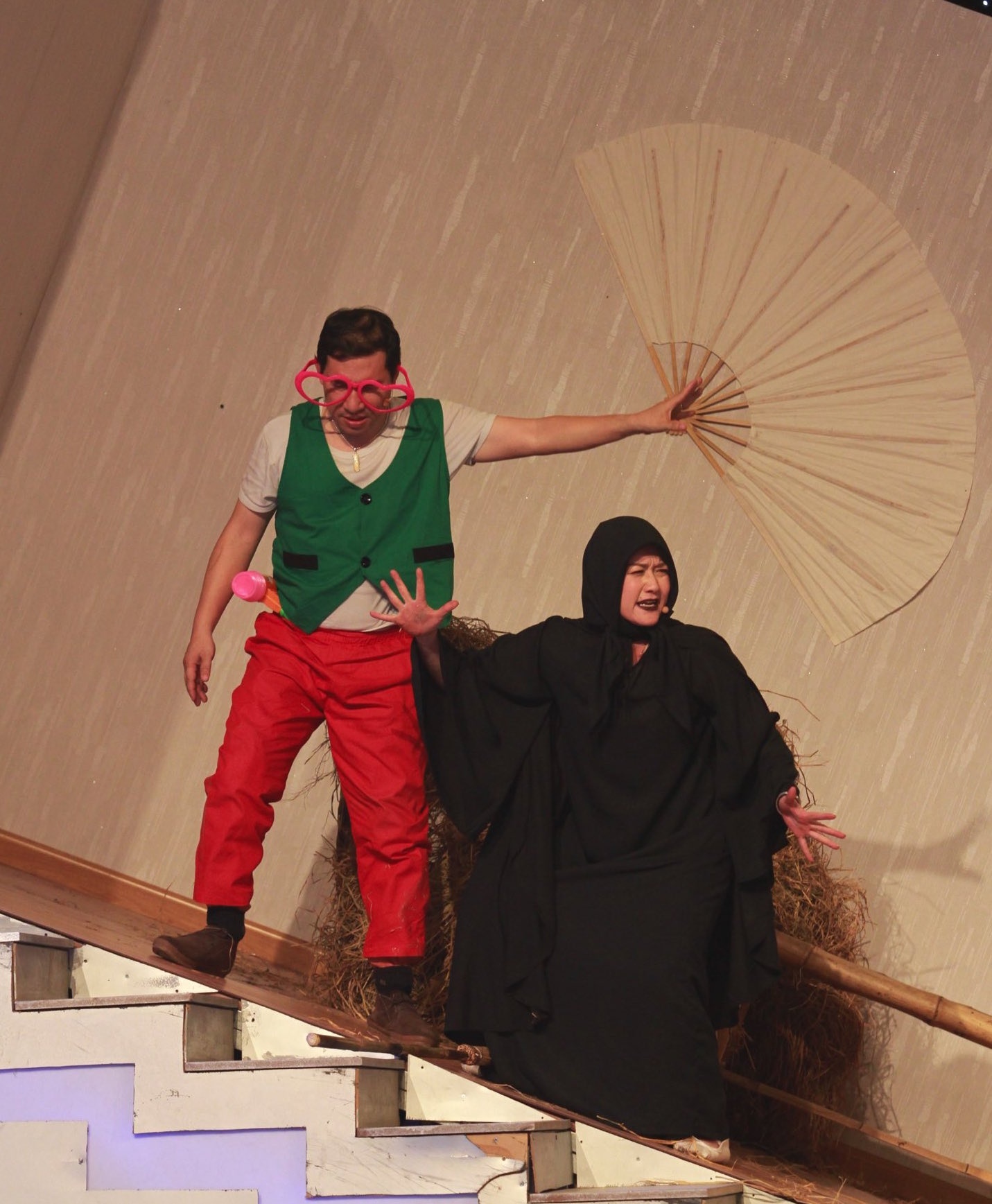  Phù thuỷ nhí nhảnh là một vở diễn nổi tiếng của Vân Dung và Quang Thắng trên các sân khấu kịch miền Bắc, nay được rút ngắn và chỉnh sửa phù hợp với sân khấu dốc. Cả ba nghệ sĩ đã mang đến những phút mở màn vui vẻ, làm nóng không khí chương trình ngay từ những phút đầu tiên. 