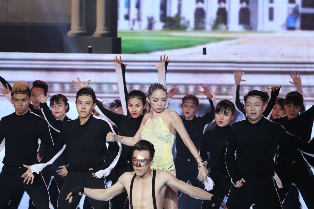 'The gioi khong co anh' - Toc Tien hinh anh