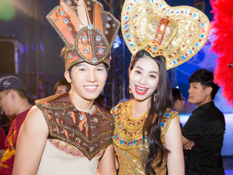 Dan mau Viet long lay o carnaval duong pho Quang Binh hinh anh