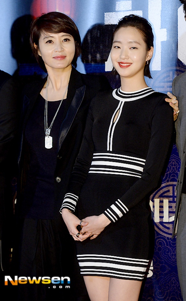 Trong sự kiện này, những người đẹp một thời có tiếng như Song Yoon Ah, Bada, Lee Tae Ran hay Hwang Shin Hye không hẹn cùng có mặt. Nhưng nhiều ý kiến cho rằng các giai nhân ngày ấy giờ đã không còn vẻ đẹp mê đắm lòng người của năm xưa.Người đẹp tứ tuần Kim Hye Soo