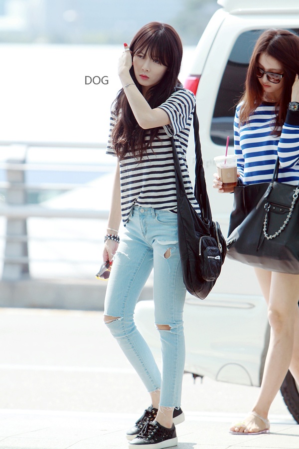 HyunA (4minute) khoe vẻ đẹp long lanh trong set đồ giản dị, cũng là áo thun và quần jeans nhưng mang đến cảm giác trẻ trung lạ thường. Với giày thể thao cá tính, cô nàng trông càng năng động hơn.