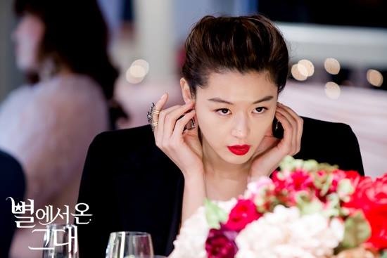 Là minh tinh hạng A của làng phim Hàn, Chun Song Yi (Jeon Ji Hyun) luôn phải giữ hình tượng xinh đẹp hoàn hảo trước công chúng, ngay cả khi cô đau bụng suýt ngất và phải nhập viện khẩn cấp.