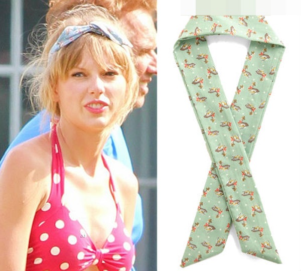 Taylor cũng là người rất yêu thích băng-đô. Kể cả khi đi biển, cô cũng không quên tô điểm cho mái tóc để gây sự chú ý mạnh mẽ.