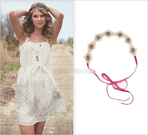 Các bạn có thể học theo cách chọn băng-đô của nữ ca sĩ rất đồng điệu và tinh tế.