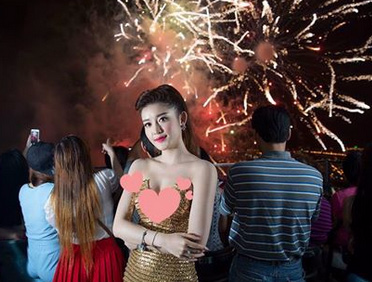 Sao Viet hao huc xem phao hoa mung 30/4 hinh anh