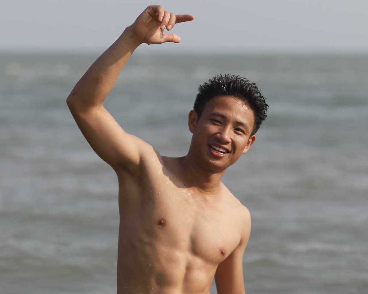 'Running Man' Xuan Tien khoe body, lot top 10 Phai manh Viet hinh anh