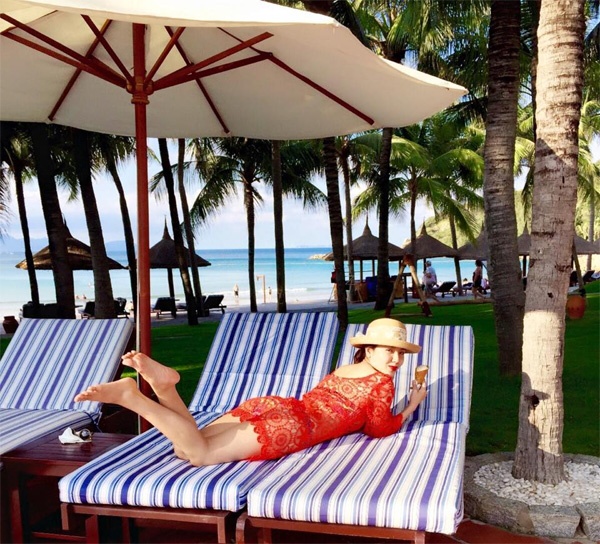 Là người yêu thích vẻ đẹp tươi mới, bạn đừng ngần ngại diện bikini đỏ và váy ren đỏ giống ca sĩ Phương Linh.