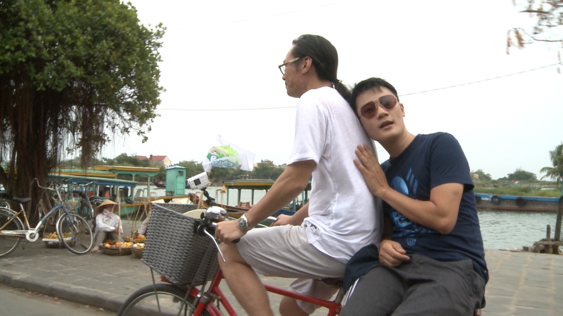 Tran Luc deo Hoang Bach 'hen ho', quen nhiem vu o game show hinh anh