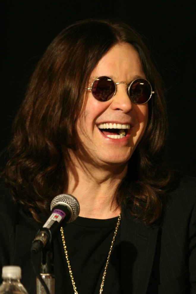 Ozzy Osbourne cùng nhóm nhạc heavy metal Black Sabbath lên đến đỉnh cao vào thập niên 1970. Sau khi tách nhóm vào năm 1979, ông tiếp tục thành công trong sự nghiệp solo với biệt danh “hoàng tử bóng tối”.