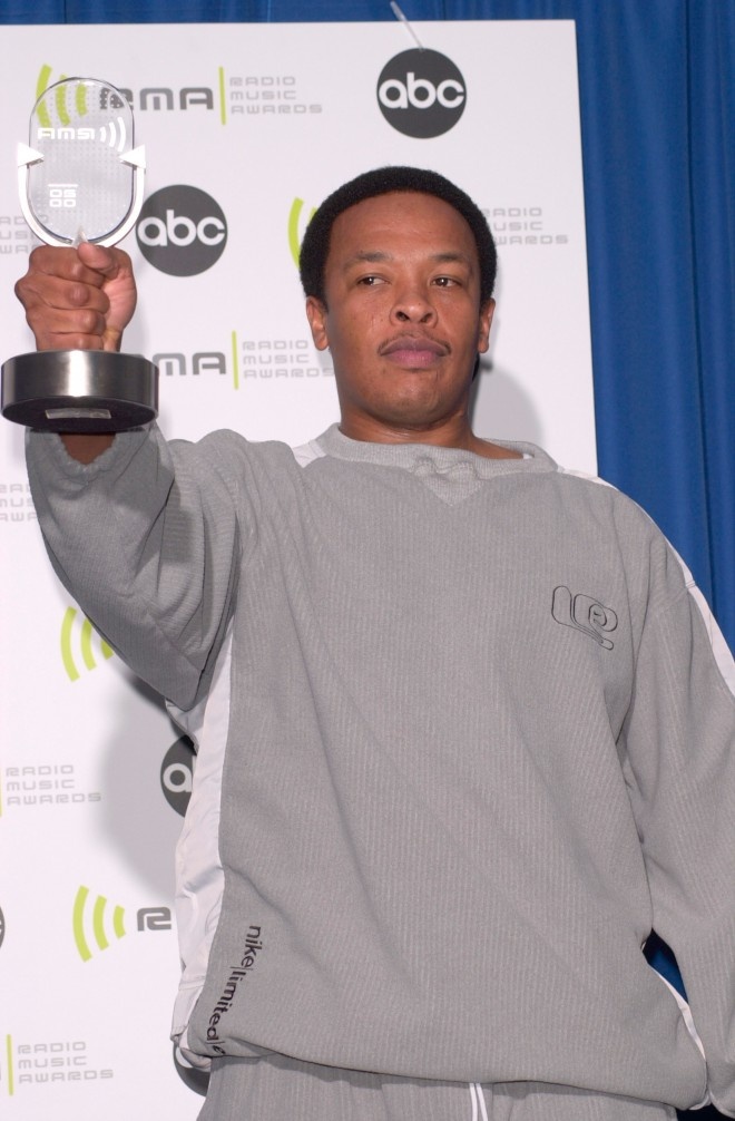 Dr. Dre cùng nhóm nhạc N.W.A nổi tiếng sau album đầu tay Straight Outta Compton (1988) nhưng chỉ đến khi tách nhóm, anh mới đoạt được giải Grammy vào năm 1994. Dr. Dre còn là producer rất mát tay khi lăng xê thành công Snoop Dog, 50 Cent và Eminem.