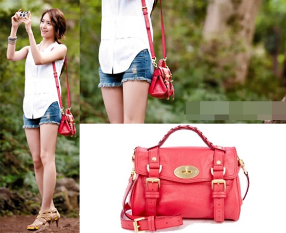 Khi đi chơi, bạn có thể làm mình cuốn hút hơn với một chiếc túi đeo tương tự như Yoona. Đây là thiết kế Mulberry.