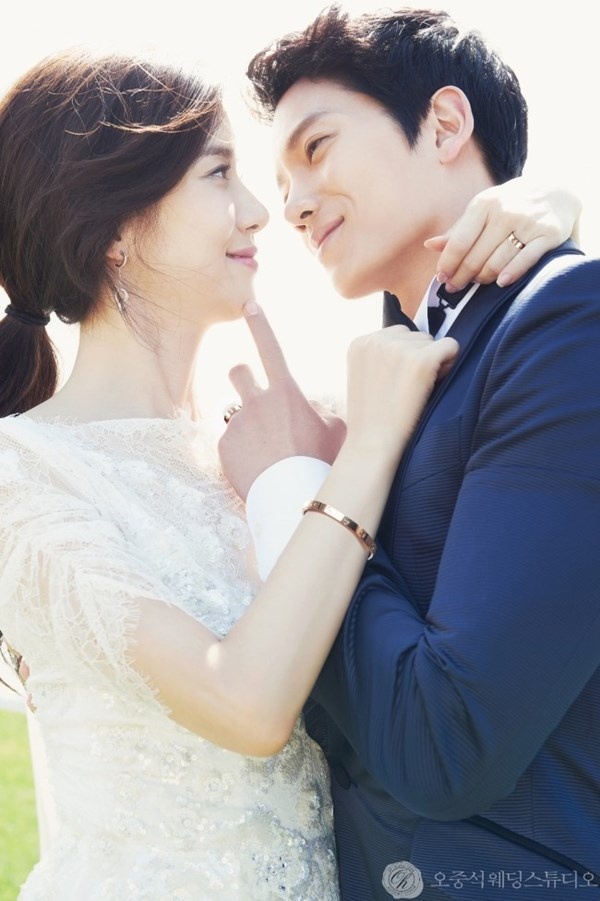 Quen biết khi đóng chung phim truyền hình Save the Last Dance for Me năm 2004, Ji Sung và Lee Bo Young chính thức hẹn hò năm 2007 và kết hôn vào năm 2013. Yêu nhau say đắm cộng với diễn xuất 