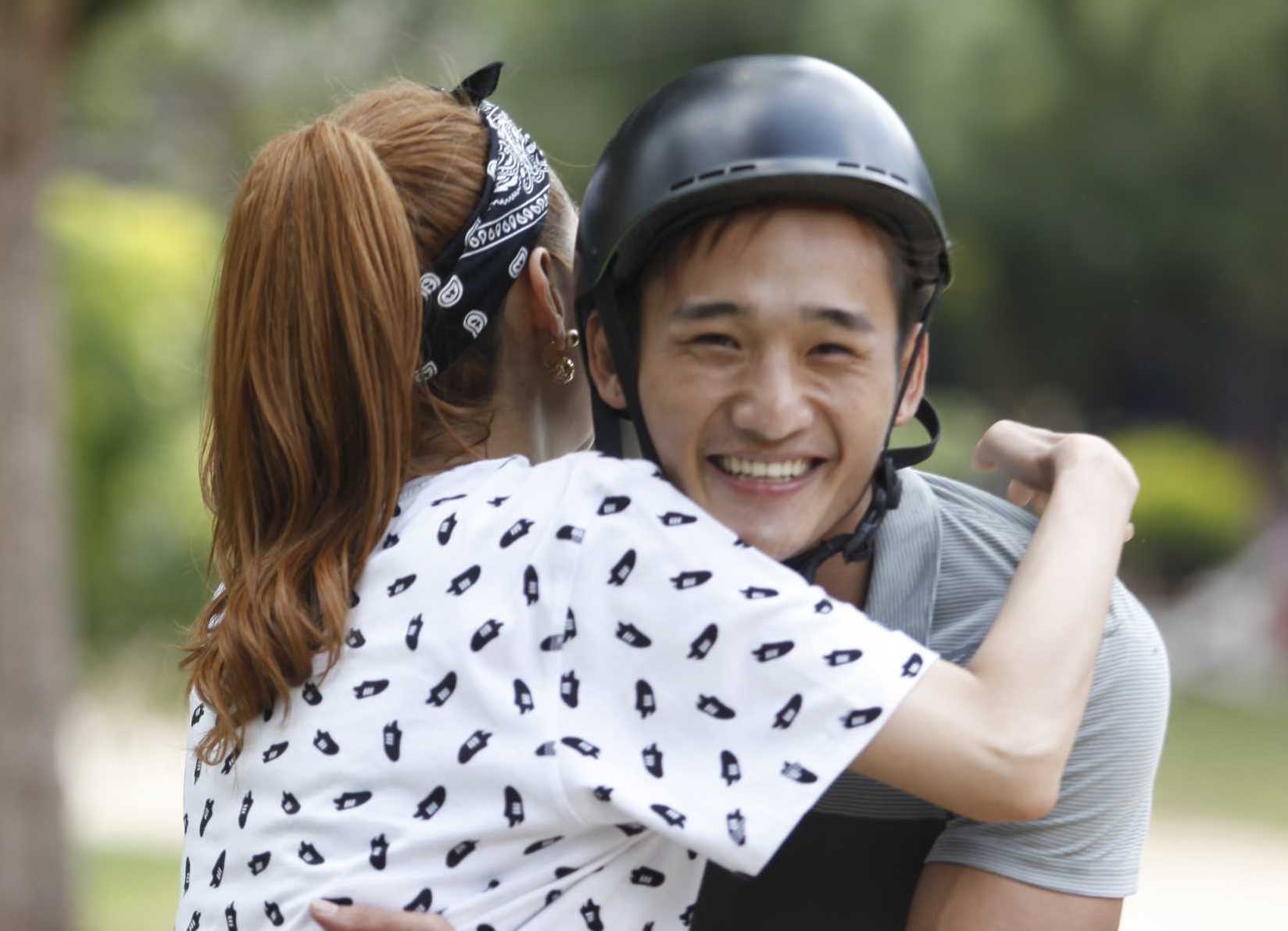 Minh Hang om hot boy 6 mui trong game show hinh anh