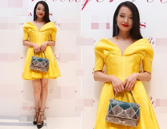 Người đẹp điệu đà và nữ tính với váy vàng, vai bồng hiệu Alexander McQueen.