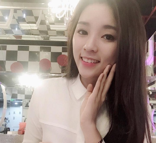 Khuôn miệng của Kỳ Duyên quá nhỏ và nụ cười cũng rất cứng, gượng gạo.