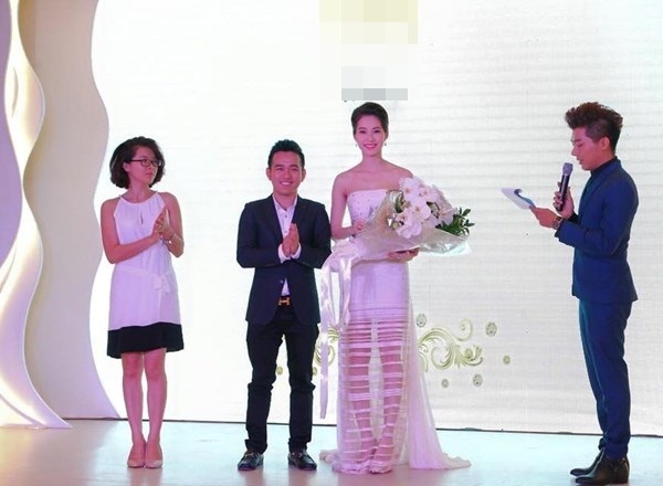 Hoa hậu thường rất cẩn thận khi chọn đồ để che đôi chân cong, nhưng đôi khi cô vẫn để lộ rõ khuyết điểm này.