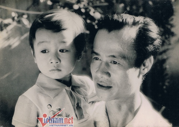 Bố anh là giáo sư âm nhạc, nguyên Phó giám đốc Nhạc viện Hà Nội - Vũ Hướng. Mẹ từng tốt nghiệp trường Y song vì muốn dành nhiều thời gian chăm lo cho gia đình, bà chọn một công việc khác. Ảnh MC chụp cùng bố khi còn nhỏ. 