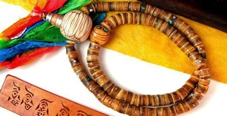 Mỗi chiếc vòng Kapala ngàn năm tuổi nhờ lấy từ xương của những vị Lạt Ma đức cao vọng trọng và được đính kèm những pháp khí quý giá, điểm xuyết ngọc lục nhãn thiên châu được chế tác tuyệt mỹ đã khiến vật bất ly thân của những vị Lạt Ma trở nên quý hiếm.