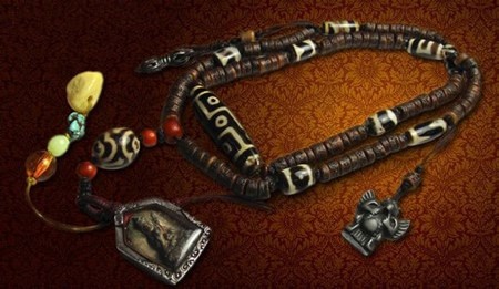 Vòng Kapala còn được đính thêm loại gỗ từ đàn.