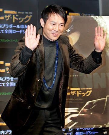 Chuỗi vòng tràng hạt được Lý Liên Kiệt đặt riêng thợ gia công từ loại ngọc hổ phách Dominica màu xanh lam cực hiếm. 