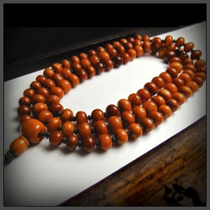 Chuỗi vòng bằng mã não sáp ong quý hiếm.