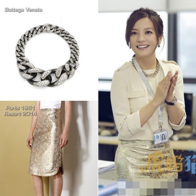 Triệu Vy luôn cập nhật những xu hướng thời trang thịnh hành từ những thương hiệu hàng đầu thế giới. Áo vest không tay màu trắng của Givenchy được cô  phối cùng váy trắng tinh khôi bên trong.