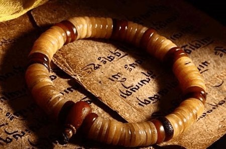 Cận cảnh vòng làm từ xương các vị Lạt Ma.