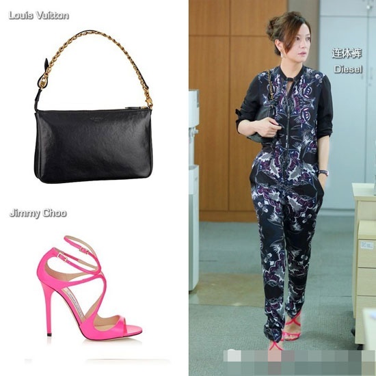 Trong những ngày đi dạo phố, bạn có thể học set đồ thoải mái như Triệu Vy. Được biết, bộ đồ họa tiết là của hiệu Diesel, xăng đan Jimmy Choo và túi của hiệu Louis Vuitton.