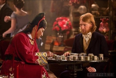 Triển Chiêu trổ tài chơi cờ cùng tài tử Domhnall Gleeson trong Anna Karenina.